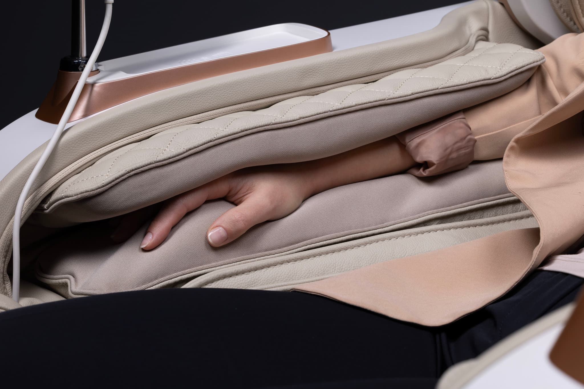 Massez vos bras et vos paumes à l'aide des plaques d'accupréssion shiatsu