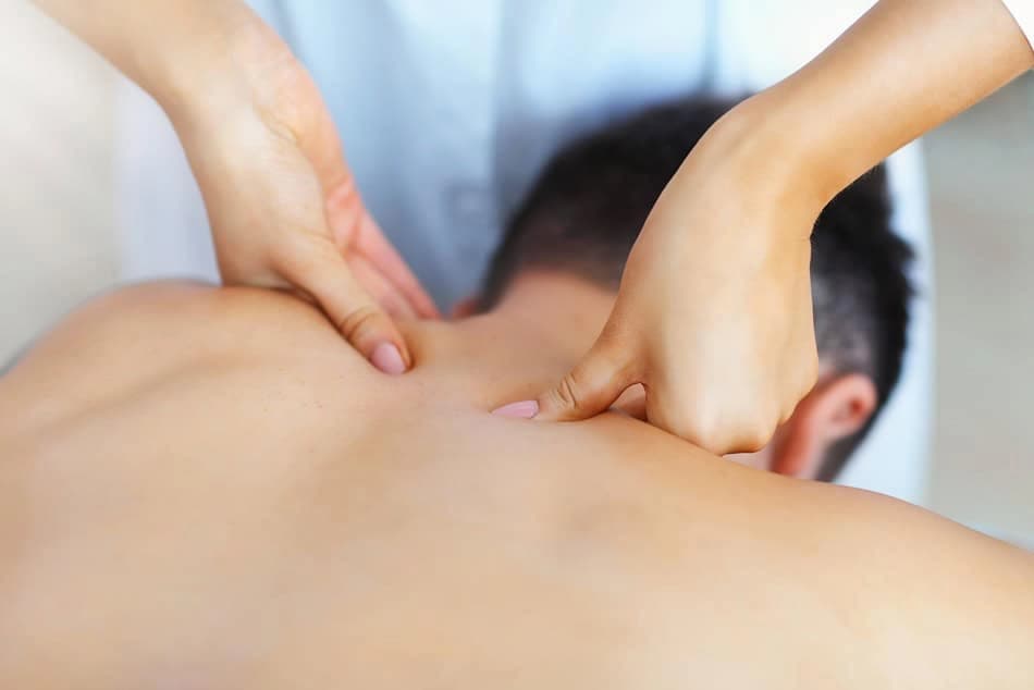 Différence entre un fauteuil massant et un massage manuel: lequel choisir?