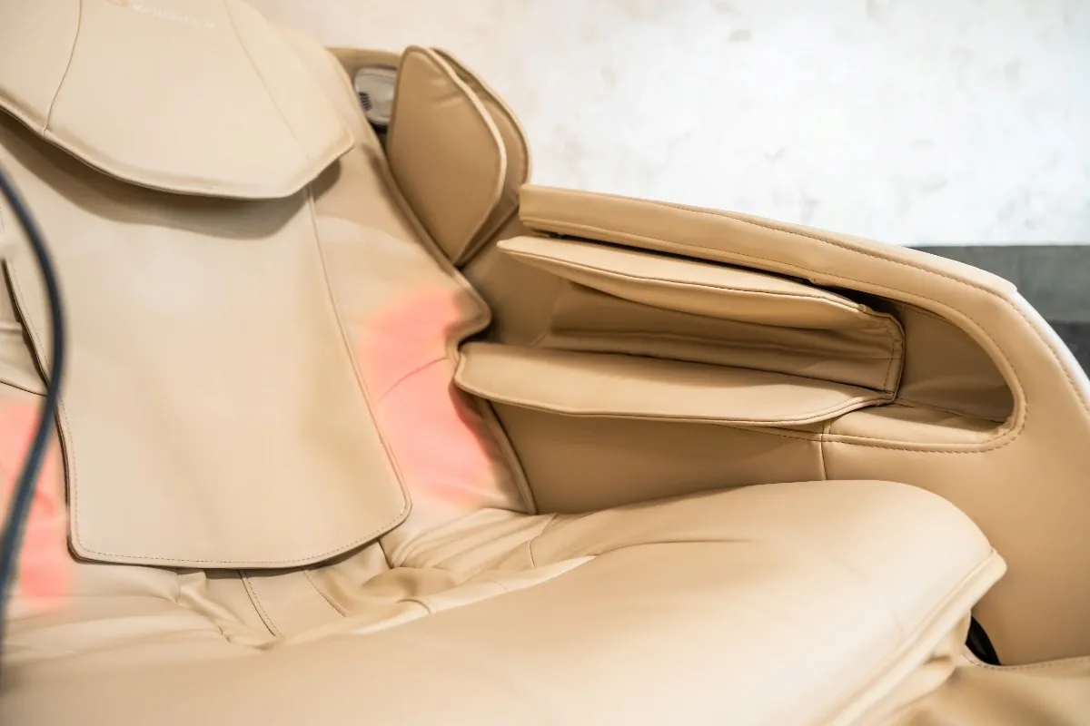 Massage simultané avec chaleur dans deux zones différentes du corps